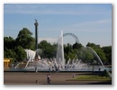Im Gorki-Park: Springbrunnen und Riesenrad.