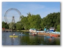 Unterm Riesenrad jede Menge Tretboote.