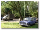 Geparkt wird auf dem Rasen.