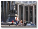 Die Lenin-Bibliothek. Bine liest ganz vertieft den Reisefuehrer.