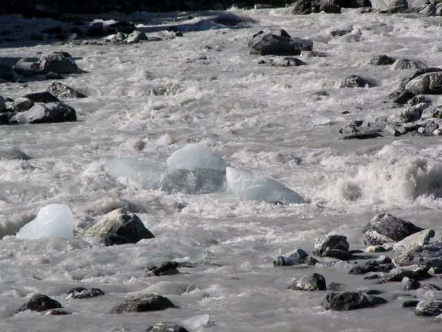 Noch einmal den Gletscherfluss ansehen (wie wir in Tibet gelernt haben: Milchige Farbe, wegen der Sedimente)!