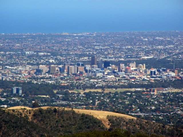 Vorn Downtown Adelaide, hinten das Meer.