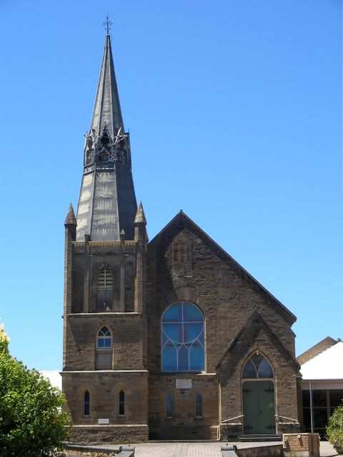 Dorfkirche aus der Naehe.