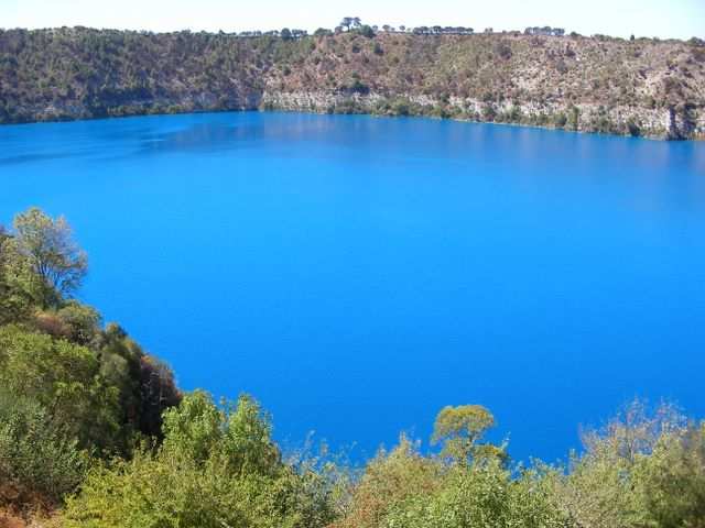 Naechster Tag. Der Blue Lake am Mt. Gambier ist tatsaechlich tiefblau.