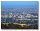 Vorn Downtown Adelaide, hinten das Meer.
