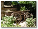 Und ein alter Wagen im Garten.