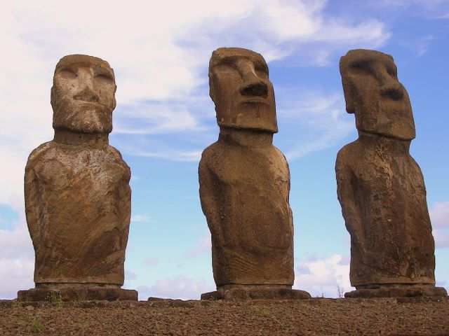Jeder Moai eine Persoenlichkeit fuer sich.