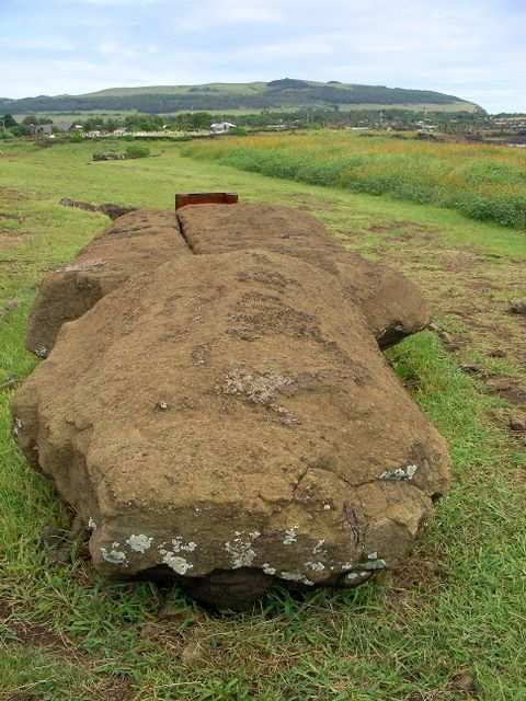 Moai im Originalzustand nach dem hiesigen Buergerkrieg auf Rapa Nui (der urspruengliche Name der Osterinsel).