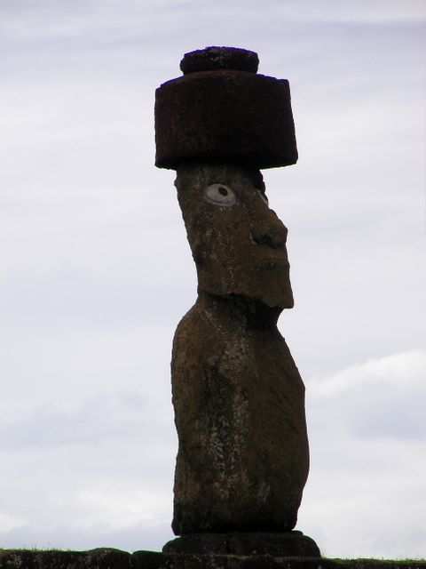 Der einzige vollstaendig rekonstruierte Moai der Insel. Mit Hut und Augen.