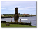 Nach dem Nachtflug von Papeete eine Ortsbegehung. Hier der erste Moai (das sind die hiesigen Felstatuen), den wir am Weg getroffen haben.