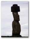 Der einzige vollstaendig rekonstruierte Moai der Insel. Mit Hut und Augen.