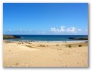 Direkt daneben ist der einzige Strand der Insel.