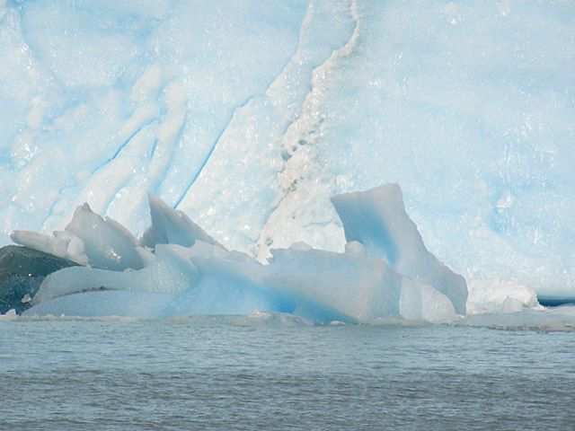 Die Eisschollen schwimmen dann im Wasser.