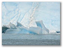 Die Eisschollen schwimmen dann im Wasser.