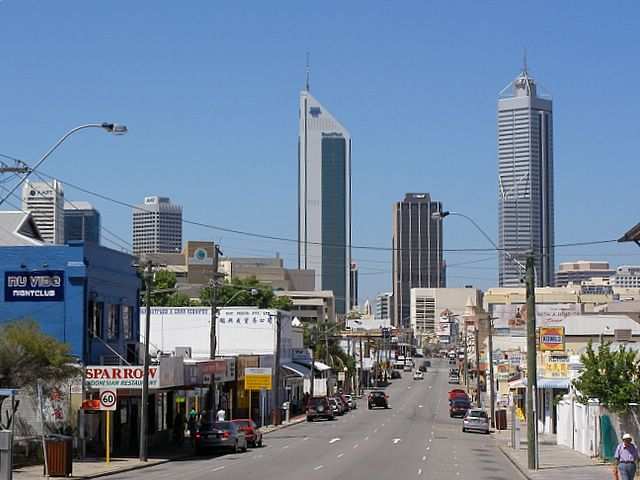 Wir naehern und Downtown Perth von Northbridge aus.