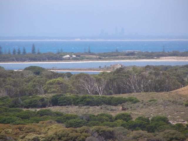 Im Hintergrund die 20 km entfernte Skyline von Perth.
