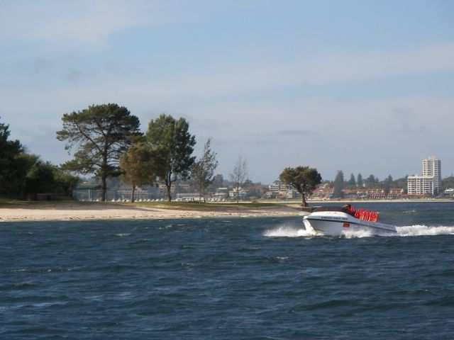 Speedboot am Stadtstrand.