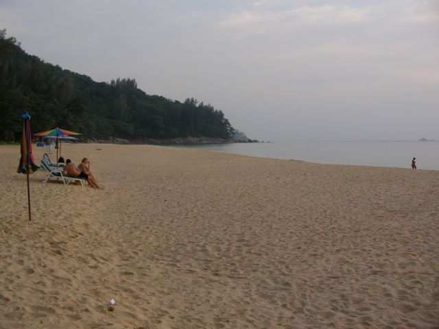 Leerer breiter Sandstrand.