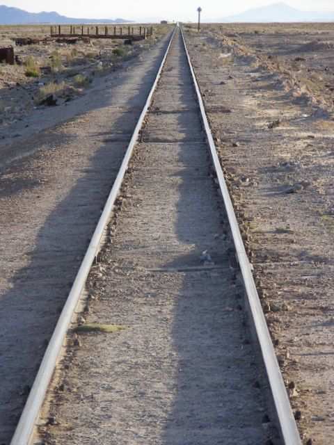 Zurueck in Uyuni folgen wir den Schienen...