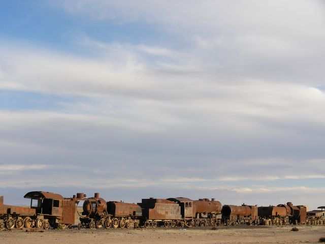 ...und gelangen zu einem Eisenbahnfriedhof.