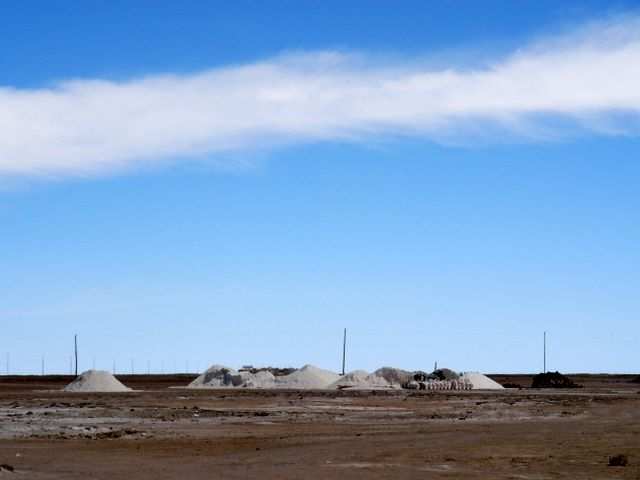 Das wird hier naemlich abgebaut. Wir befinden uns am Anfang der Salzwueste Salar de Uyuni.