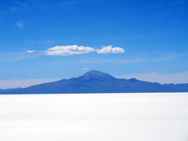 Am Horizont sieht man unser Tagesziel: der 5.480 m hohe Vulkan Tunupa.