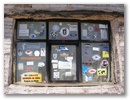 Unser www.weltreise-machen.de Aufkleber klein oben links im mittleren Fenster.