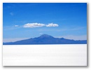 Am Horizont sieht man unser Tagesziel: der 5.480 m hohe Vulkan Tunupa.