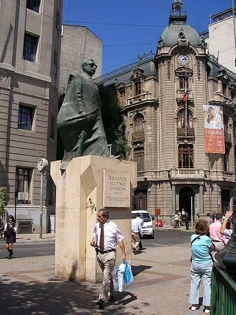 Hier die Statue von Salvador Allende. Man beachte die Aehnlichkeit mit dem Mann unten.