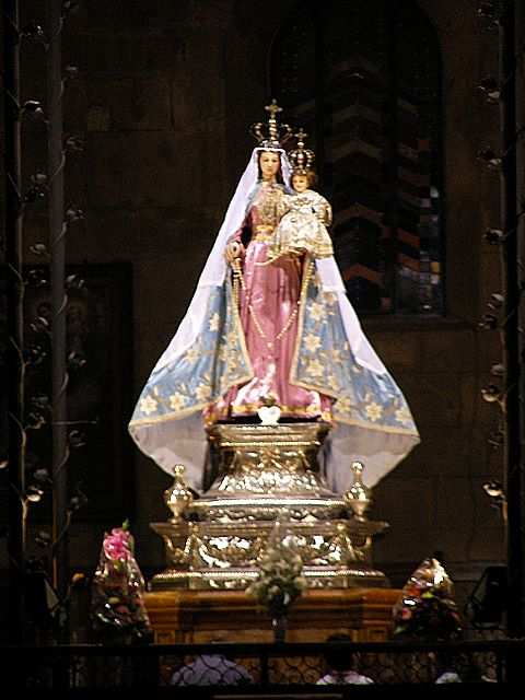 In einer der zahlreichen Kirchen von Santiago, die alle gut gefuellt sind!