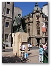 Hier die Statue von Salvador Allende. Man beachte die Aehnlichkeit mit dem Mann unten.