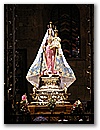 In einer der zahlreichen Kirchen von Santiago, die alle gut gefuellt sind!