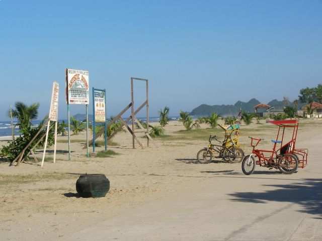 Blick zur Strandpromenade. Hier gibt es es noch Fahrrad Tricycles.