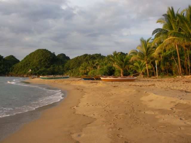 Zunaechst mal ein Blick an den Strand. Nach rechts.