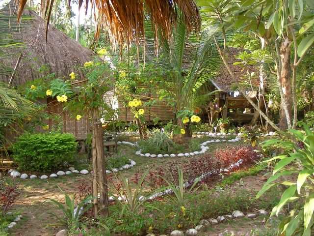 Wir naehern uns den Bungalows.