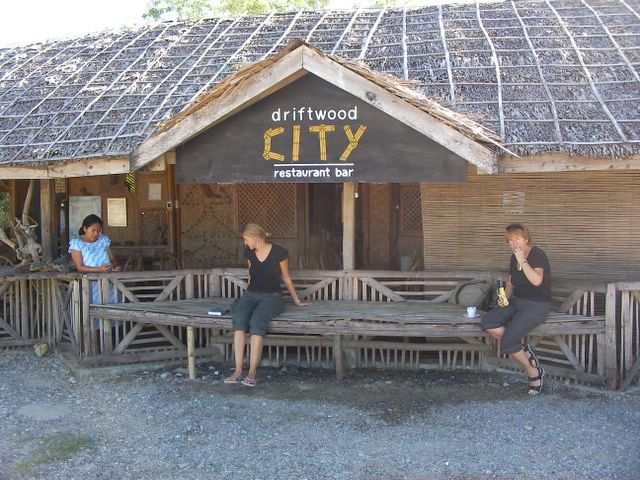 Warten auf unser Boot in der Driftwood City.