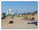 Blick zur Strandpromenade. Hier gibt es es noch Fahrrad Tricycles.