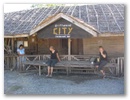 Warten auf unser Boot in der Driftwood City.