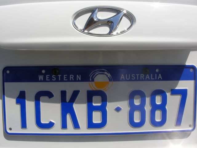 Mit unserem Mietwagen durch West Australien! (Noch ist er sehr sauber!)