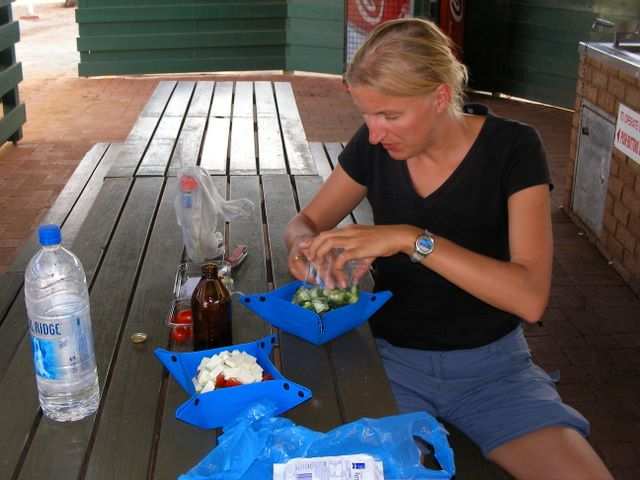 Sabine beim Abenessen machen! Heute gibt es Salat!