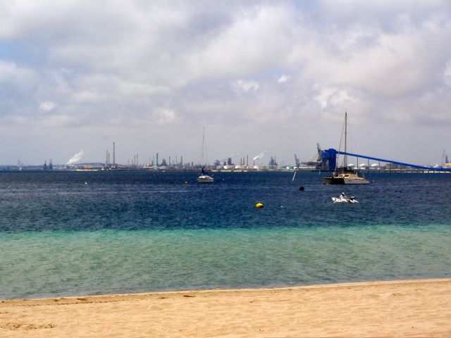 Einziges Bild von Rockingham. Eigentlich wollten wir hier zelten, aber der Caravan Park ist zu und der Ausblick am Strand ueberzeugt uns nicht wirklich!