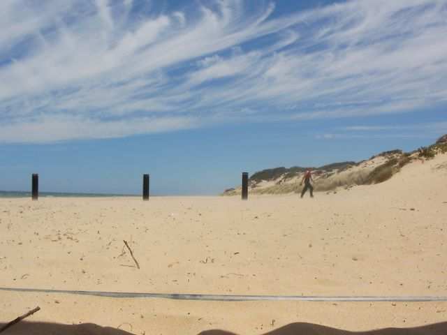 Am Strand herrscht leider Sandsturm! Sabine ist auf der Suche nach einem geschuetzten Platz!