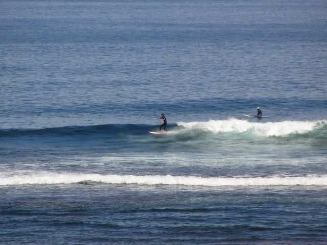 Im Wasser sind auch ein paar Surfer!