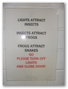 Schild in den Toiletten! Sehr einleuchtend! (Schnell raus hier und Licht ausmachen!)