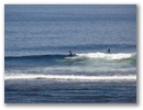 Im Wasser sind auch ein paar Surfer!