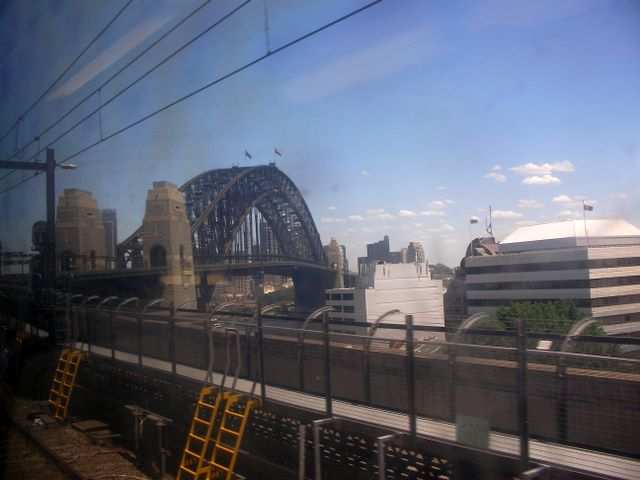 Erste Annaeherung an Sydney aus dem S-Bahn Fenster