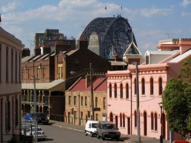 Vorne The Rocks, hinten die Harbour Bridge.