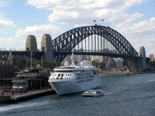 Auch per Kreuzfahrtschiff kommt man nach Sydney.