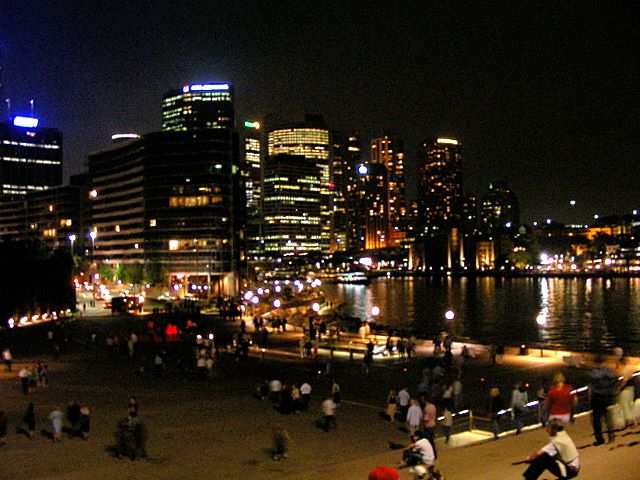 Vorstellung zu Ende, rein ins naechtliche Sydney.