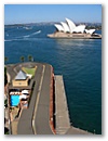 Blich von der Harbour Bridge auf Hyatt Hotel und Oper.